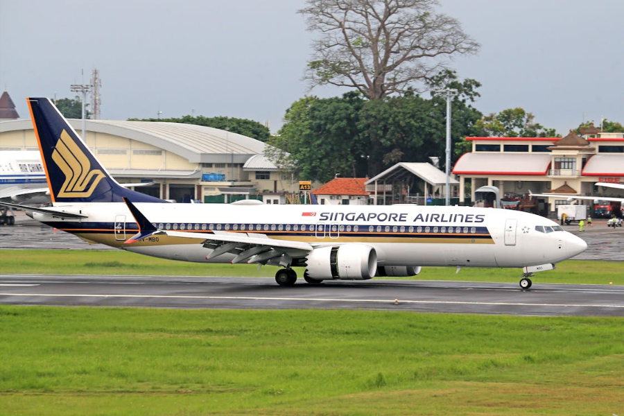 Singapore Airlines Airbus mid-takeoff